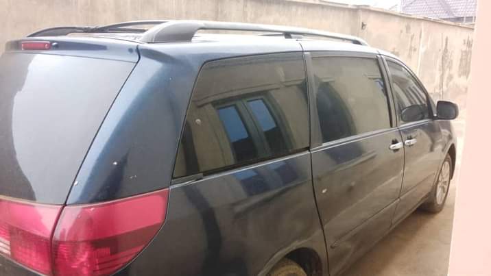 A picture of Toyota Sienna 06 FIRSTBODY