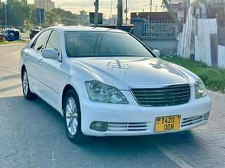 A picture of TOYOTA CROWN