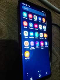 A picture of Samsung s9 Flicks on low brightness and works well on