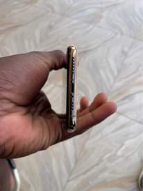 A picture of IPhone XS in good Condition with Face ID