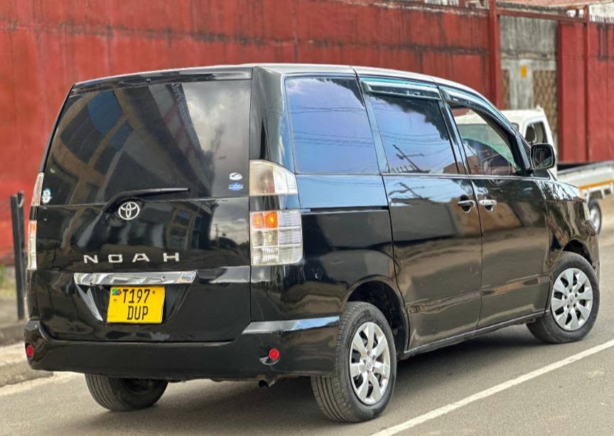 A picture of TOYOTA NOAH DUP Price TZS 10 8M MAONGEZI Year 2004