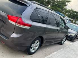 A picture of Toyota sienna 2011 model