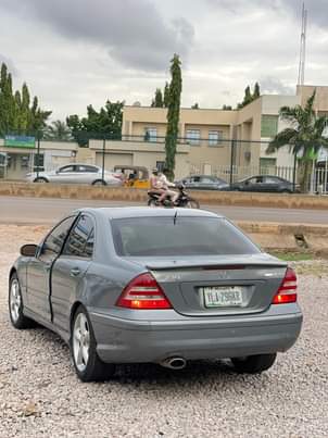 A picture of EXTREMELY CLEAN USED MERCEDES BENZ C230 2006 MODEL PRICE 4