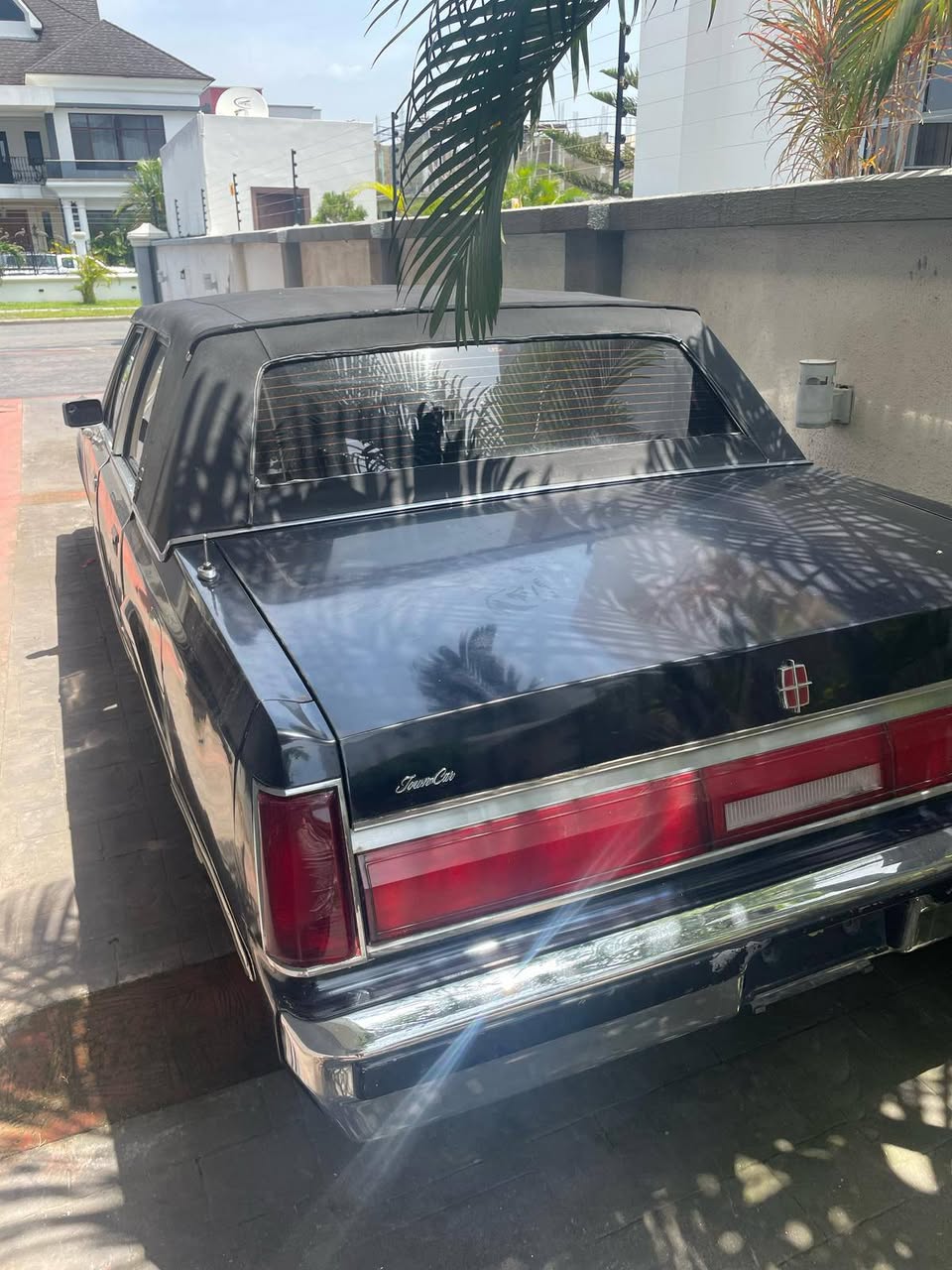 A picture of CLASSIC VINTAGE 1986 LINCOLN TOWN CAR EXTREMELY EASY SMOOTH DRIVE