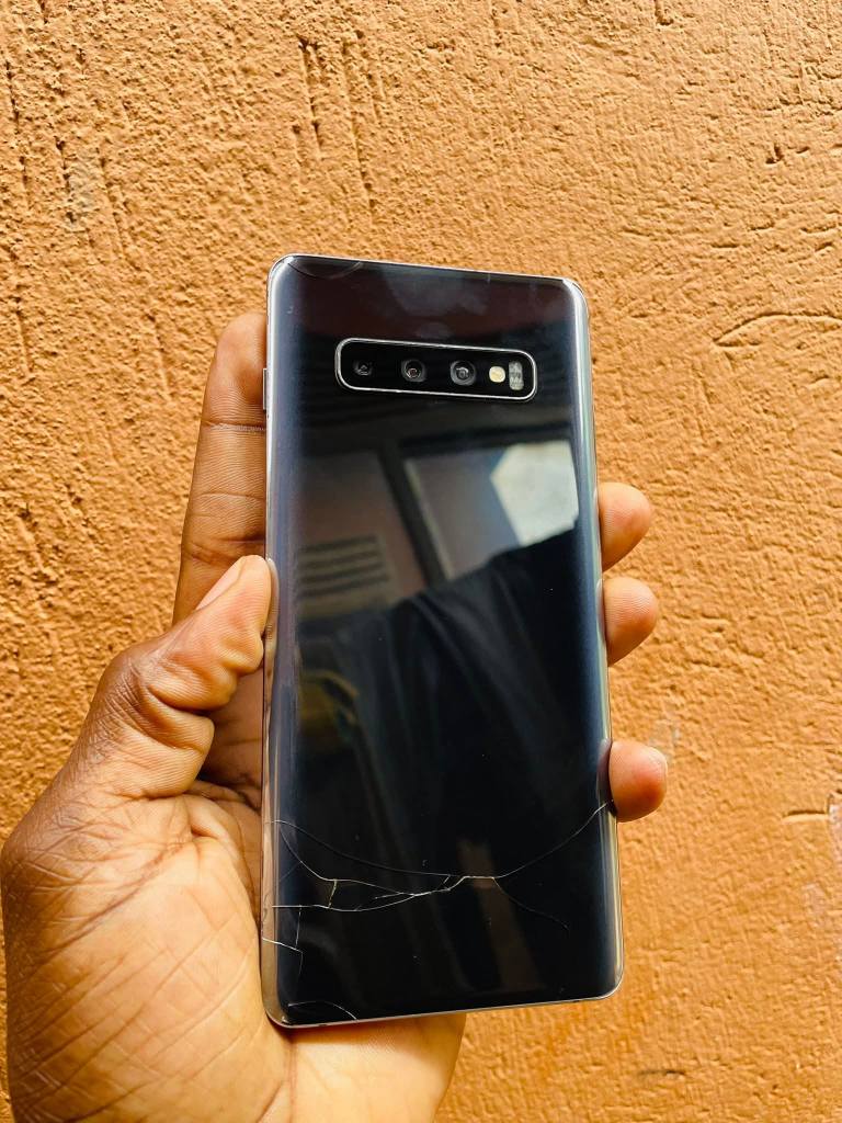 A picture of SAMSUNG GALAXY S10 AT ONLY 330 000 128 8GB RAM