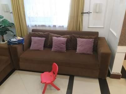 A picture of Nauza sofa Bado zipo kwenye hali nzuri sana set yake