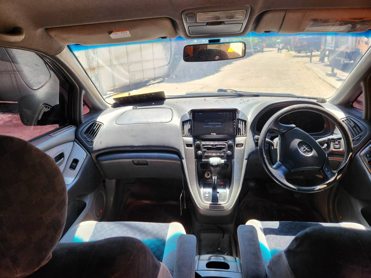 A picture of Toyota Alphard KENNY Bei 15ml Location kigambon Sunroof ipo Engine