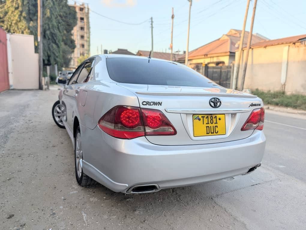 A picture of Toyota crown