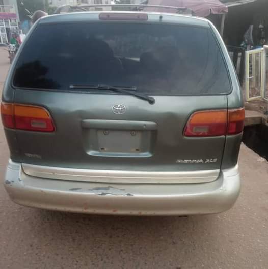 A picture of Toyota Sienna 2002