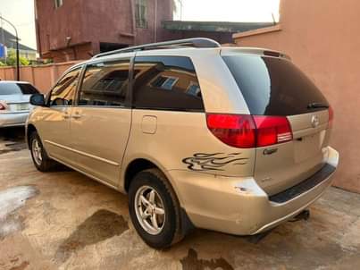 A picture of Neatly Used 2004 Toyota Sienna Le with one Power door