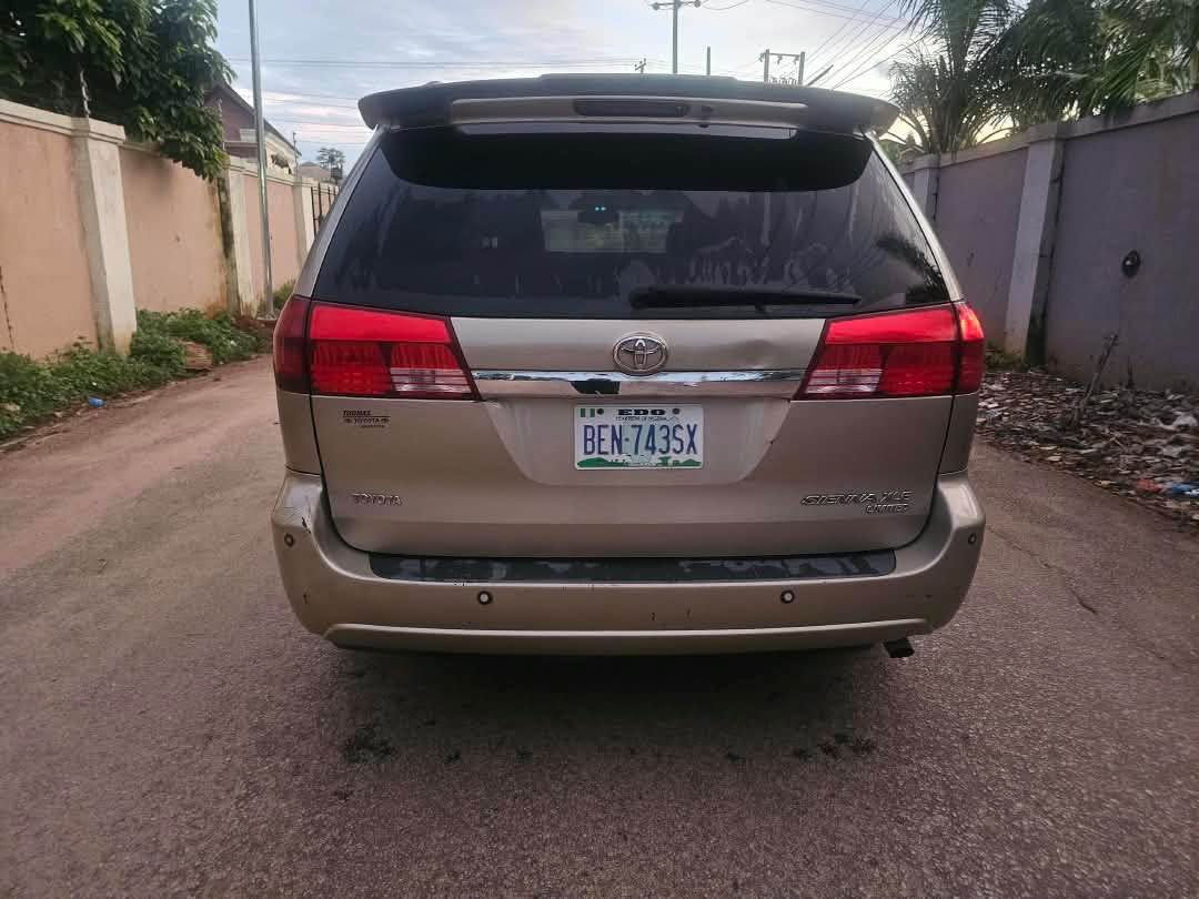 A picture of Toyota sienna XLE 2006 Model