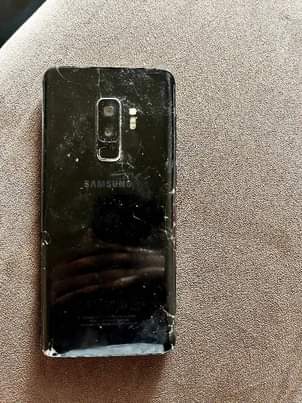 A picture of S9 plus faulty screen