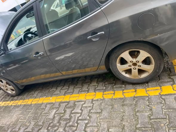 A picture of Hyundai Elantra 08