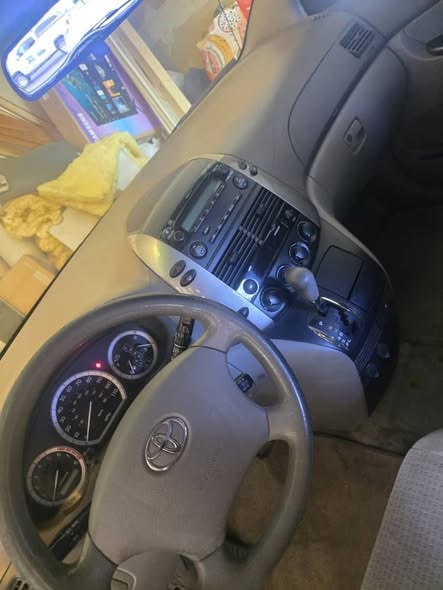 A picture of Toyota Sienna toks