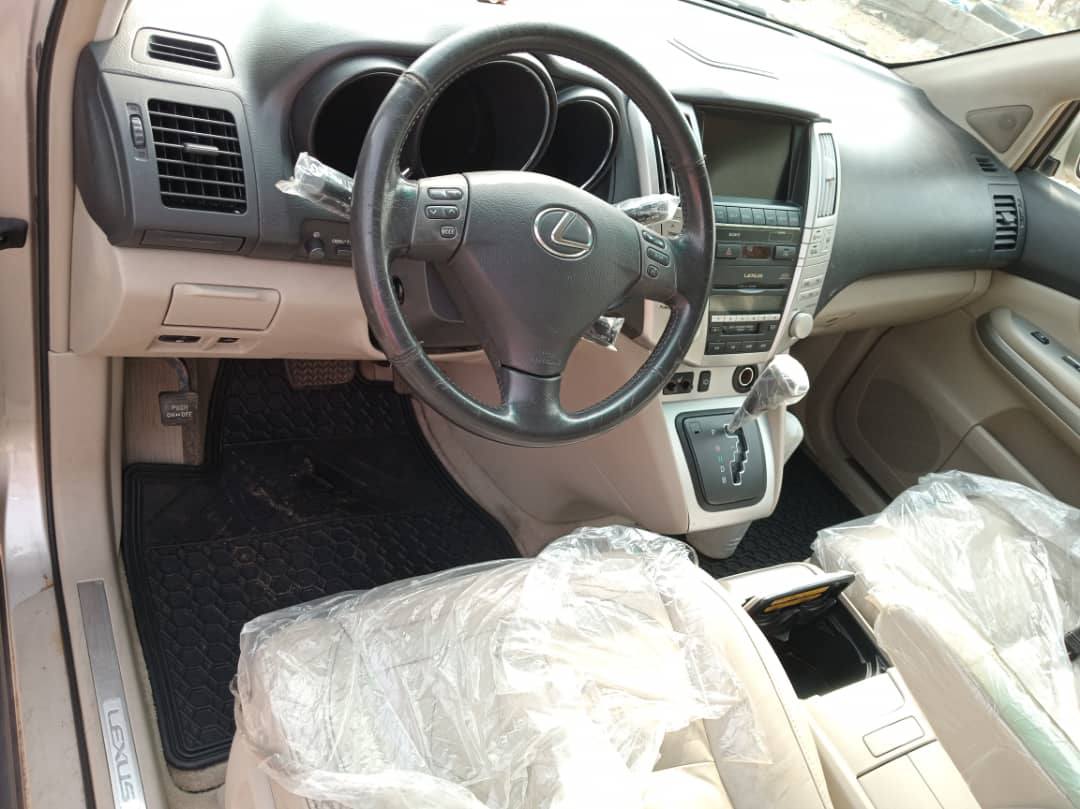 A picture of Lexus Rx400