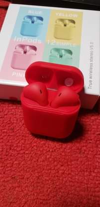 A picture of Flash disks and Ear pods