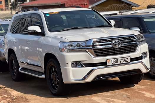 A picture of TOYOTA LAND CRUISER