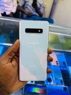 A picture of Samsung s10 plus