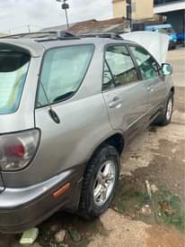 A picture of Toyota lexus RX300 good engine and gear with chilling a