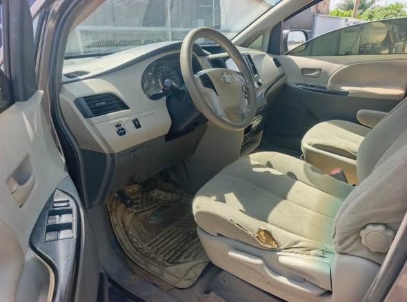 A picture of Neatly used sienna 012 available as seen