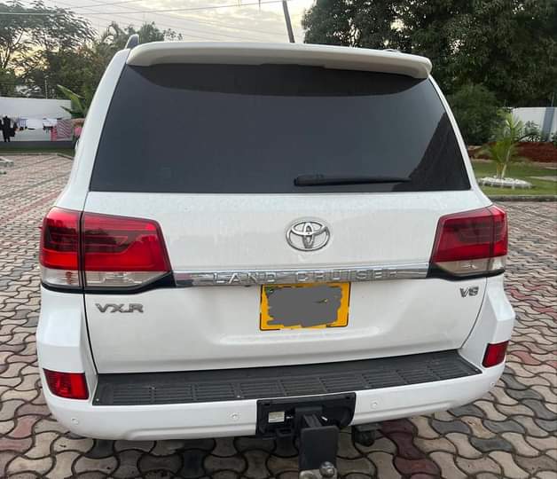 A picture of 2018 LANDCRUISER V8 200 SERIES TSHS 235M