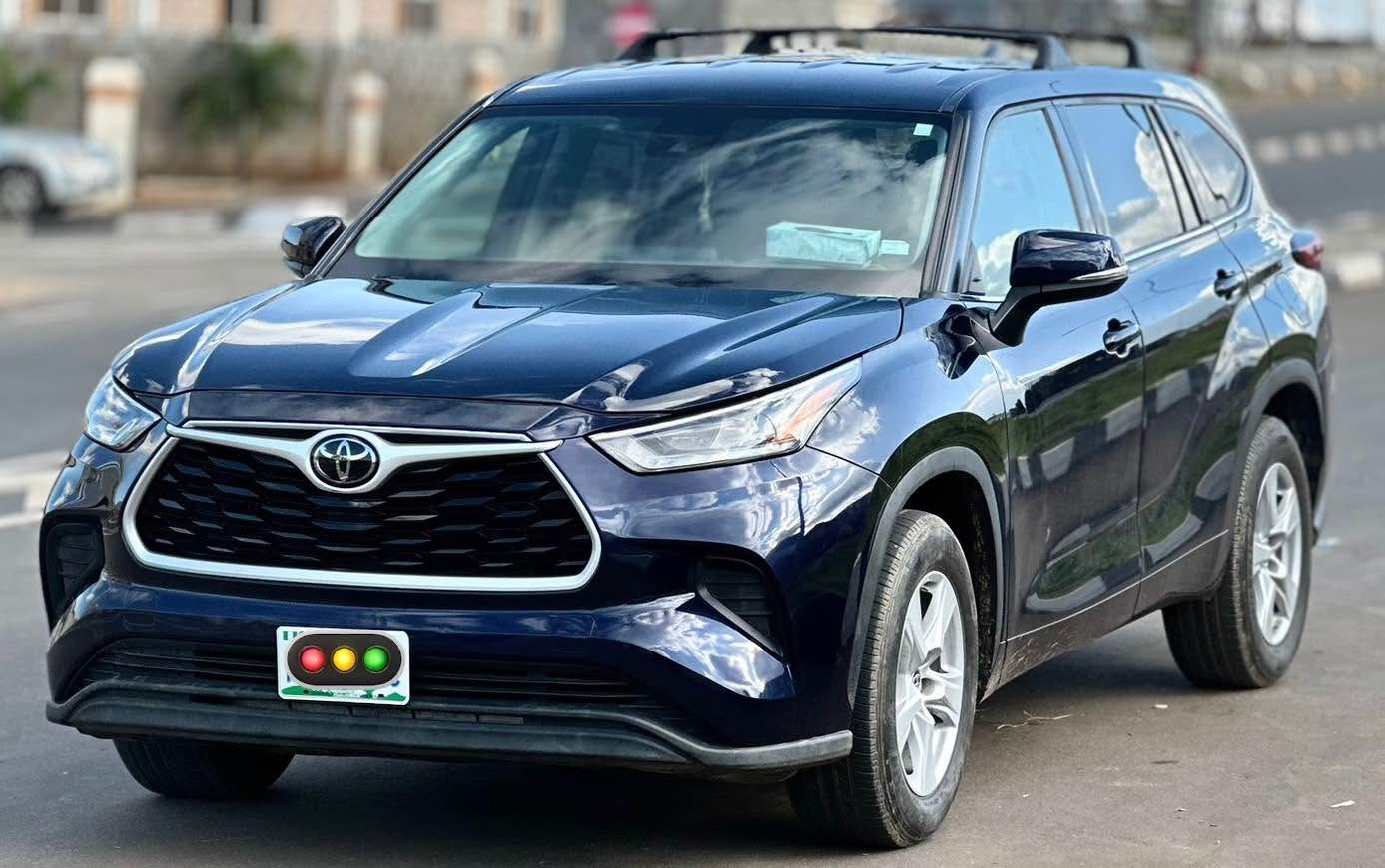 A picture of DISTRESSDISTRESSTWO MONTHS REGISTERED AUGUST 2025 2021 TOYOTA HIGHLANDER XLE LOW