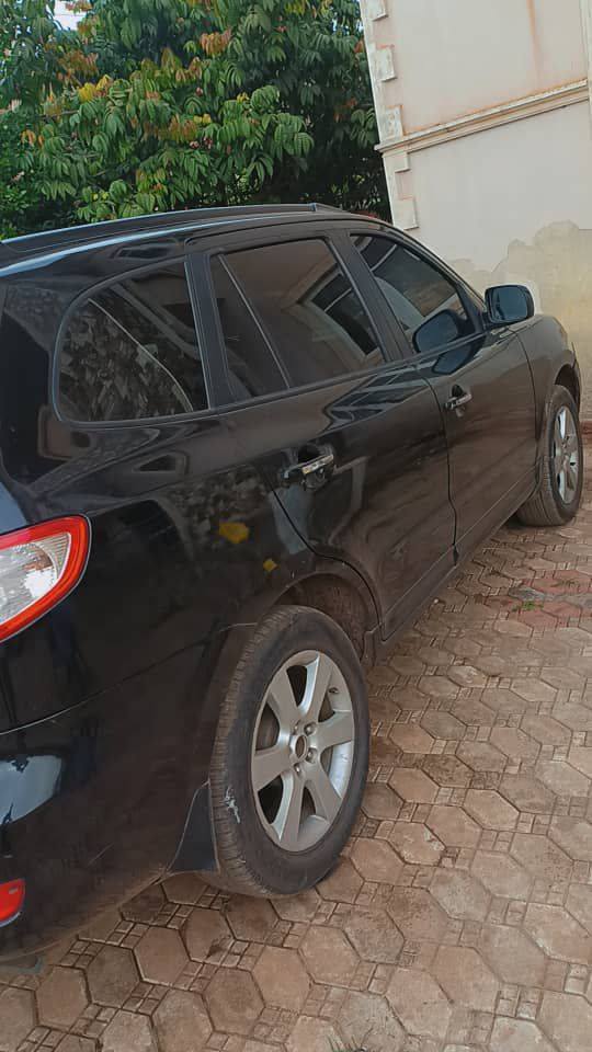 A picture of Hyundai santa fe Location Enugu Nothing to fix 4.2MILLION OWNER