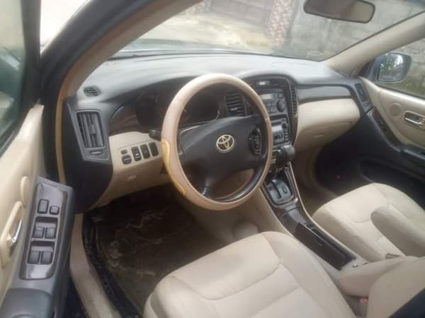A picture of Toyota Highlander 2005 First body Engine and gear ok Interior