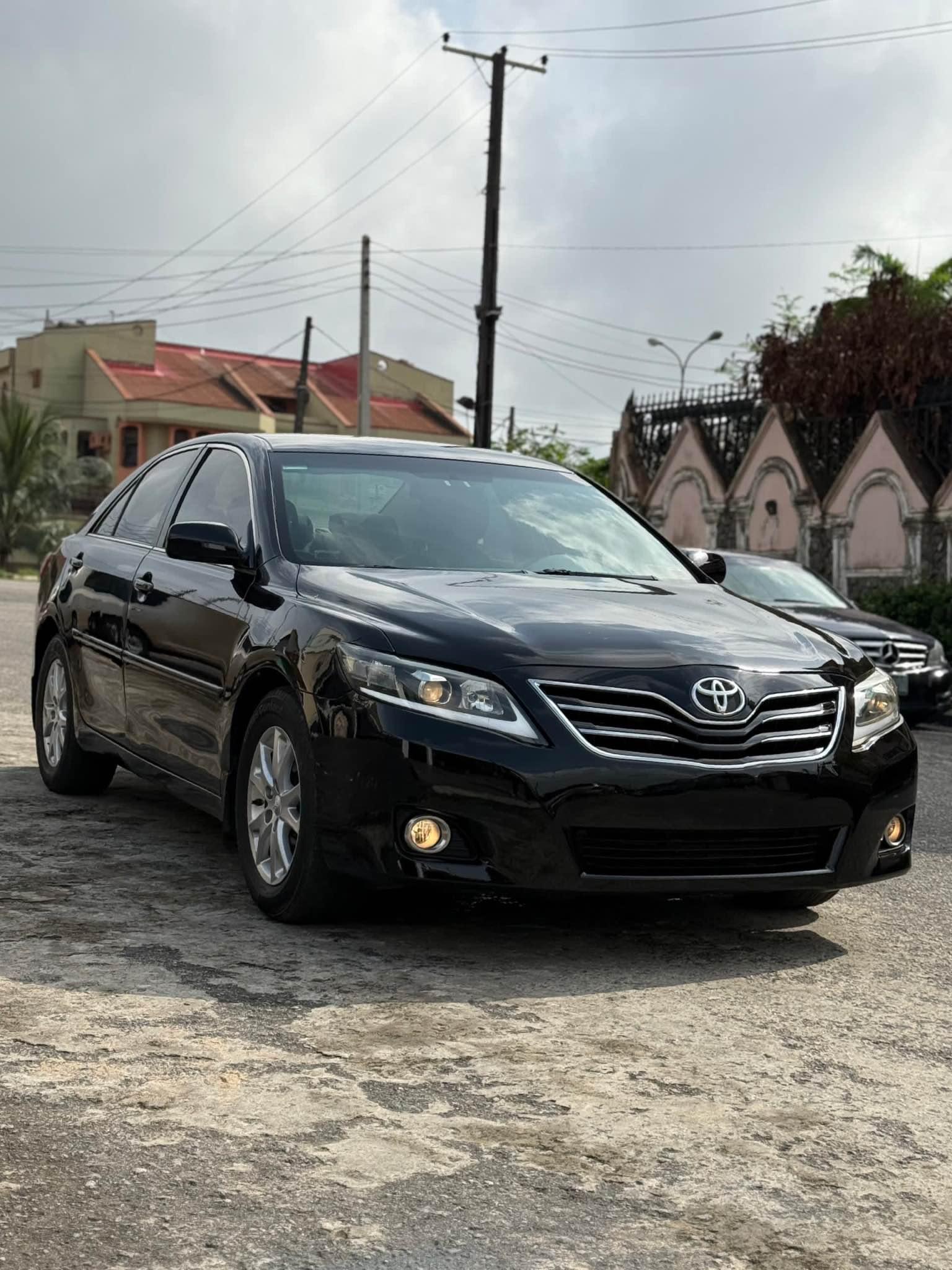 A picture of Neat and affordable Toyota Camry 2011 LE