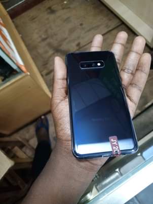 A picture of Samsung Galaxy S10e the most affordable quality portable handset there