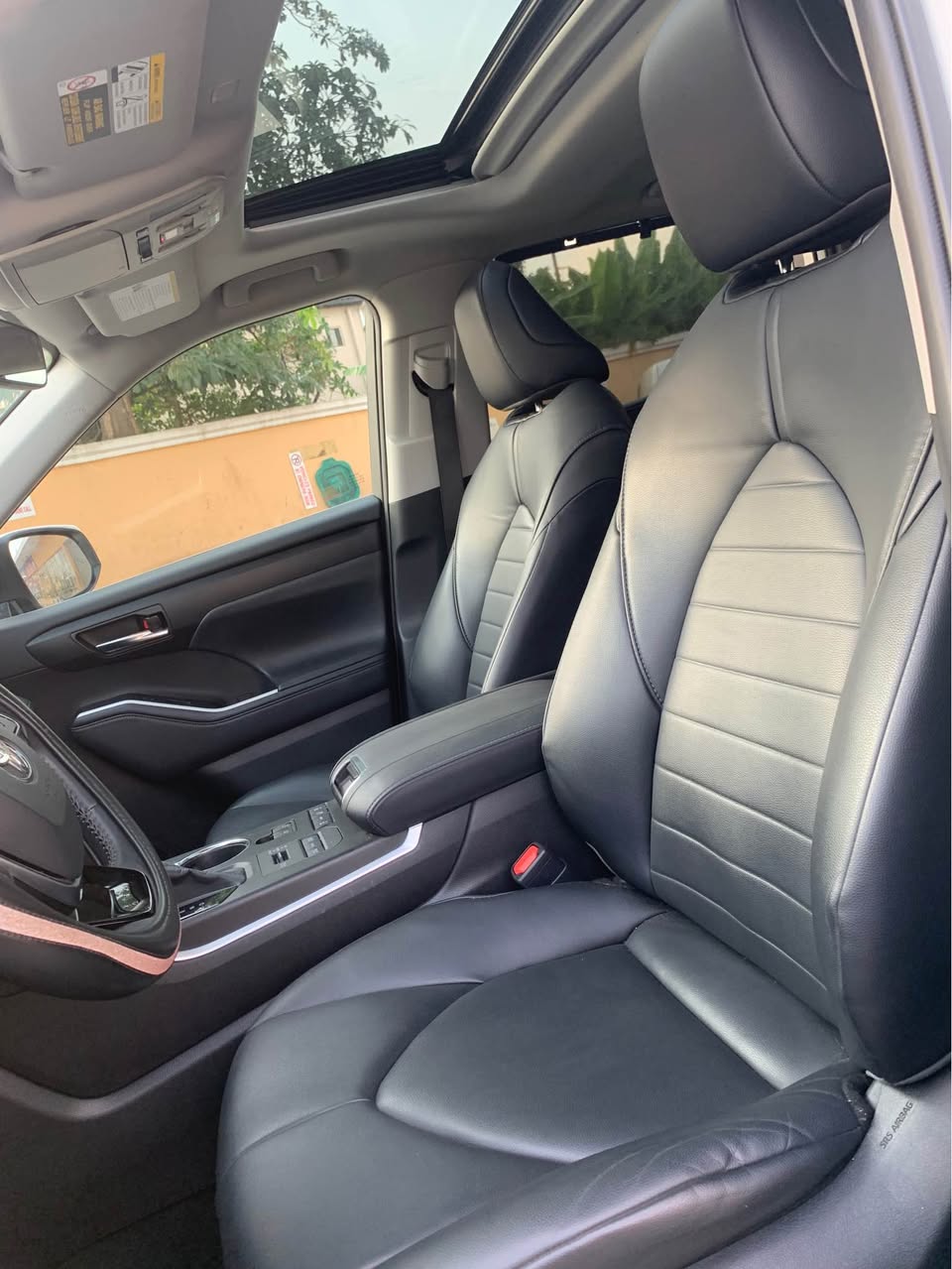 A picture of Extremely clean Tokunbo Toyota Highlander 2022 model XLE