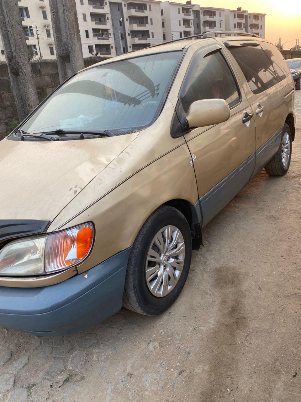A picture of TOYOTA SIENNA 2002