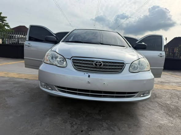 A picture of 2006 toyota Corolla engine and gear sweet interior AC freezing