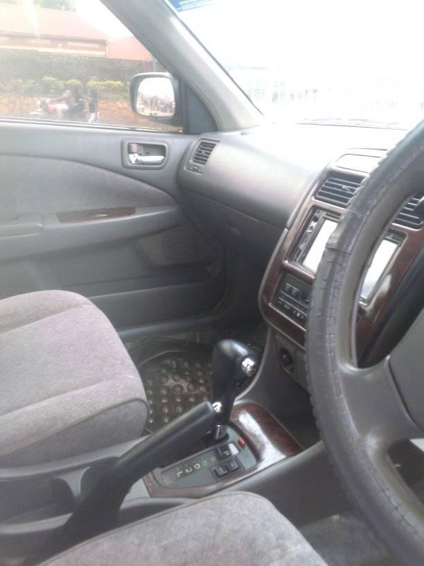 A picture of Toyota premio super model 2000 location Ntungamo northing to do