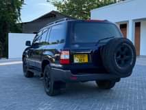 A picture of LAND CRUSER 100 SERIOUS
