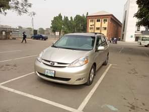 A picture of Distress sales Toyota Sienna XLE 07 Engine Gear AC Clean