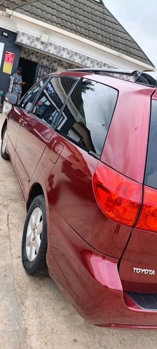 A picture of Toyota seinna 2010