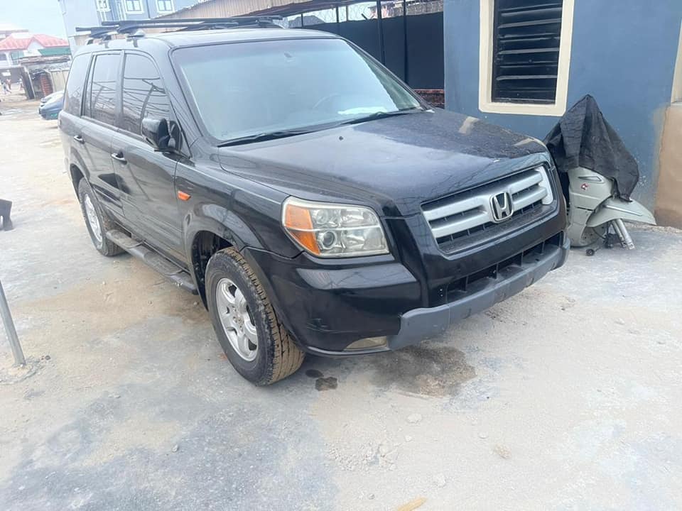 A picture of Fastest finger Honda pilot 6 with 3 sitter roll everything