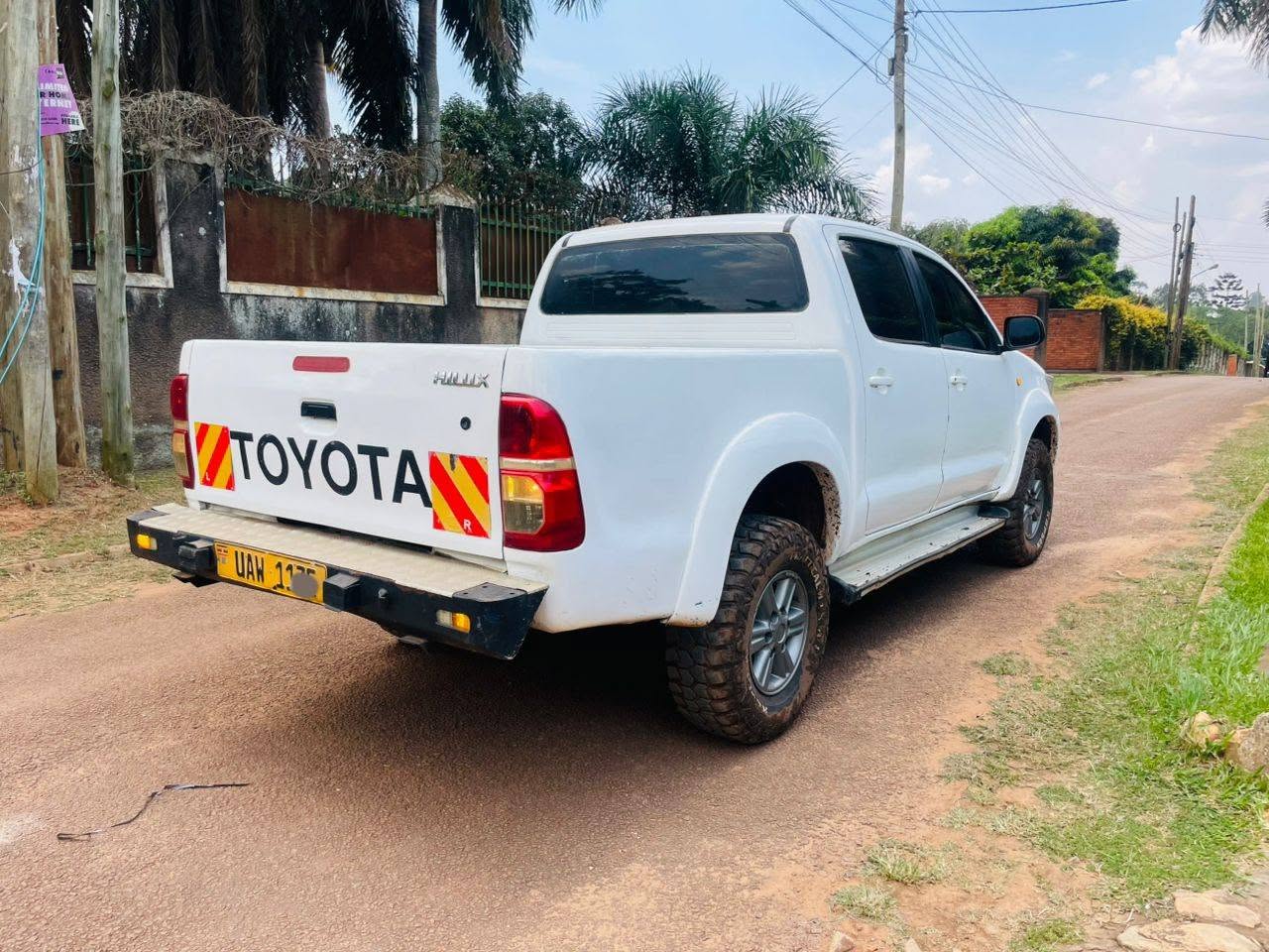 A picture of Toyota hillux manual 2014 58m money needed