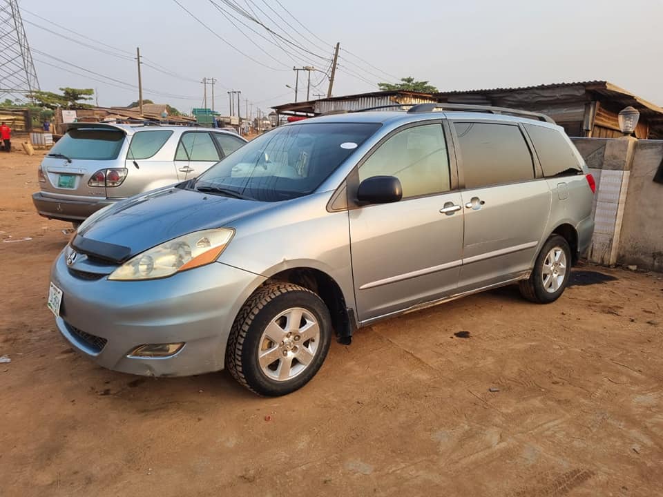A picture of Toyota sienna 2006