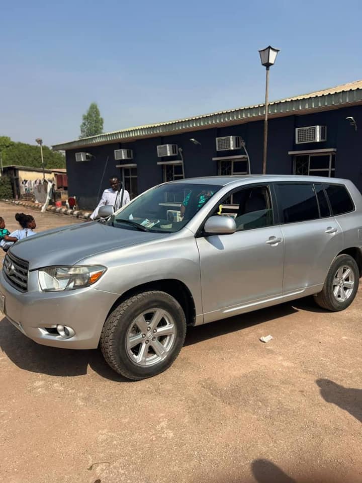 A picture of Dealer buy Toyota Highlander.