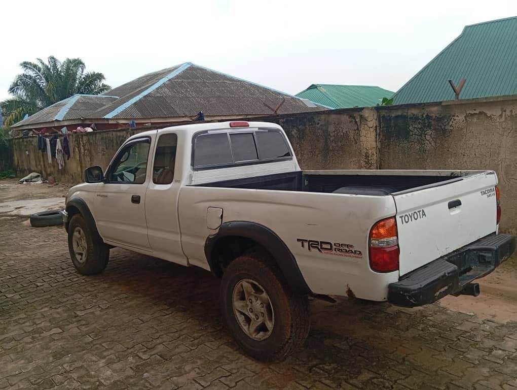 A picture of A woof Toyota Tacoma 05 two units 7 5m each