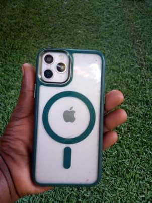 A picture of Iphone x imewekwa mfuniko wa macho matatu