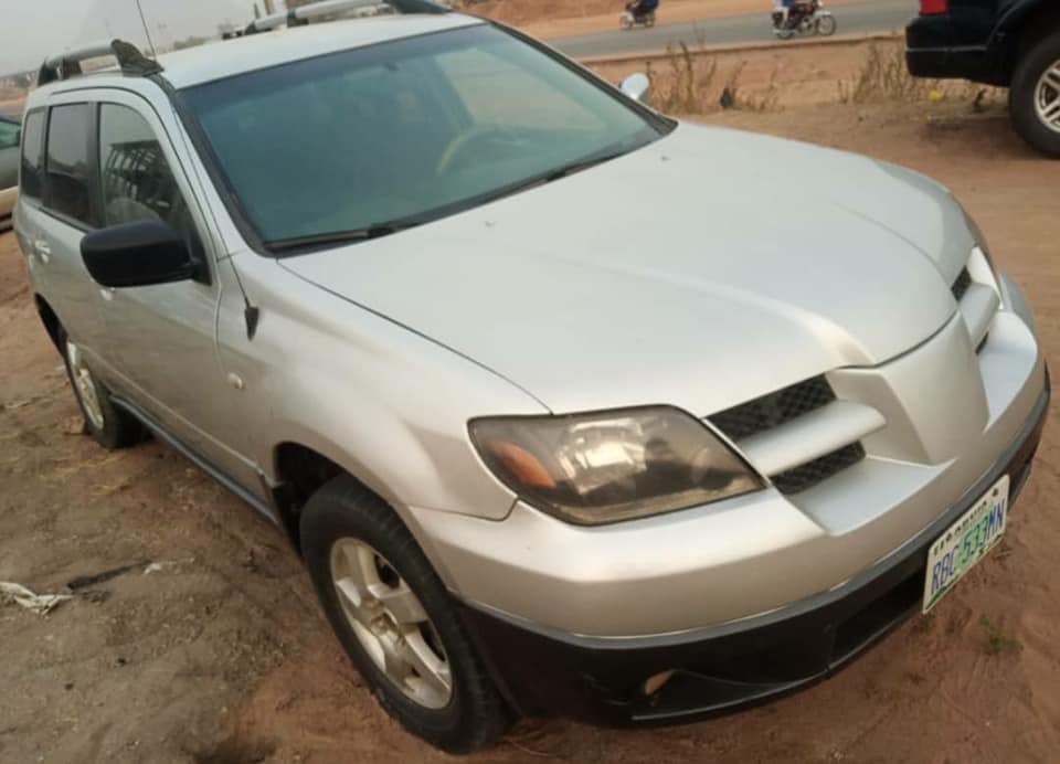 A picture of MISTUBISHI OUTLANDER 2003