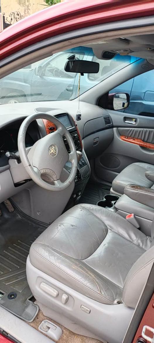 A picture of Toyota seinna 2010