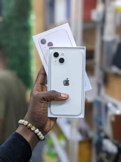 A picture of Iphone 13 Plain
