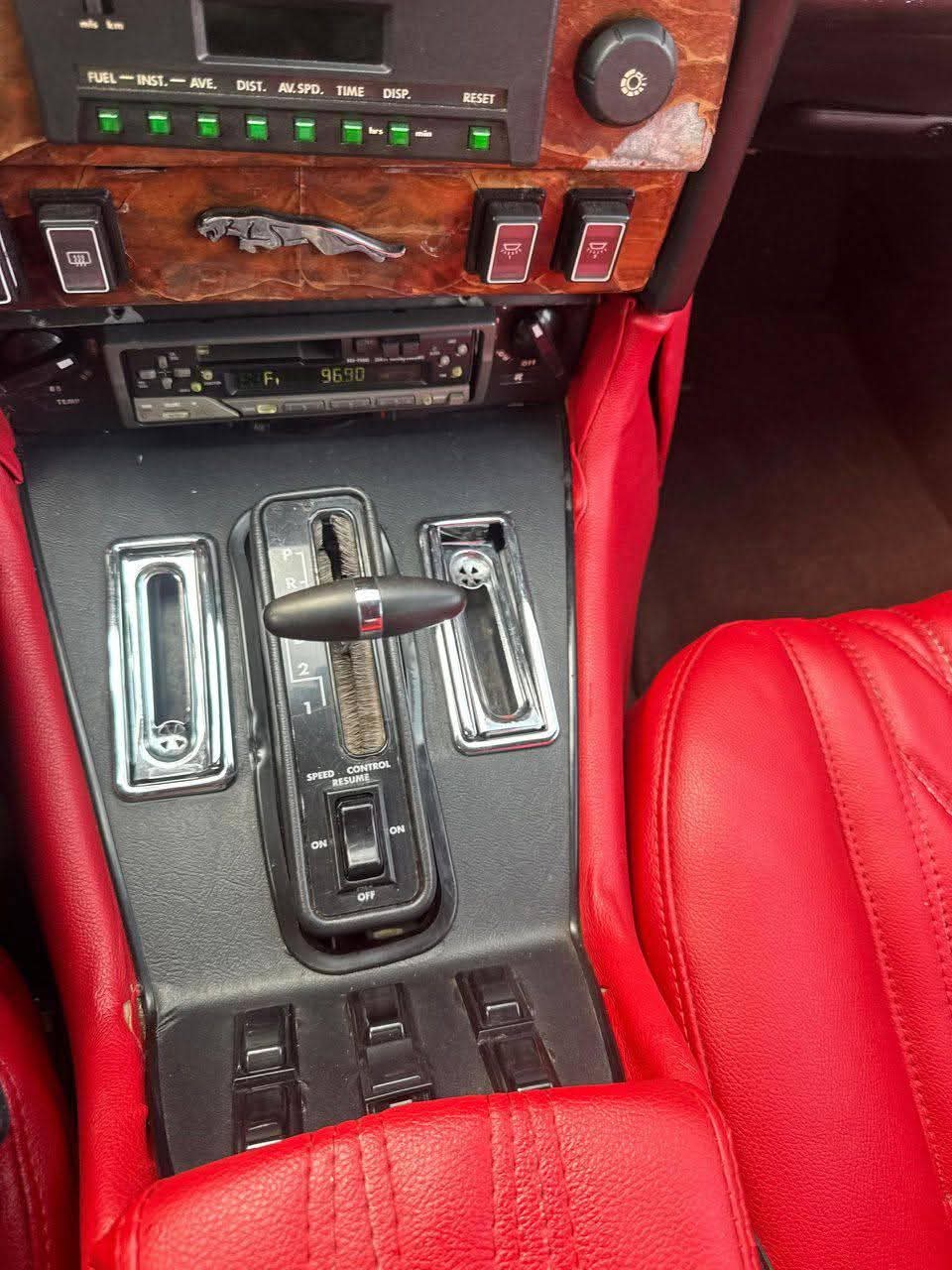 A picture of 1985 Mercedes Benz jaguar