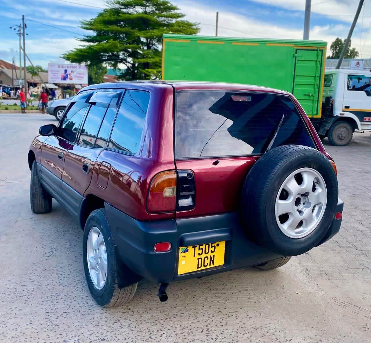 A picture of 1999 Toyota rav 4 old