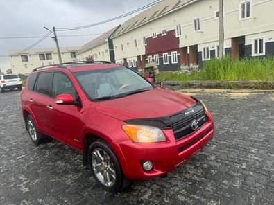 A picture of wow tokubo standard wowThis is pristine clean Toyota rav4 2012