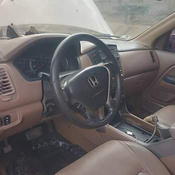 A picture of 2004 honda pilot.